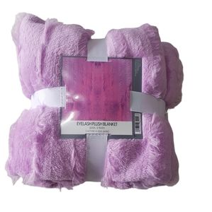 Plush Blanket. Eyelash Plus Blanket. Purple, pink.